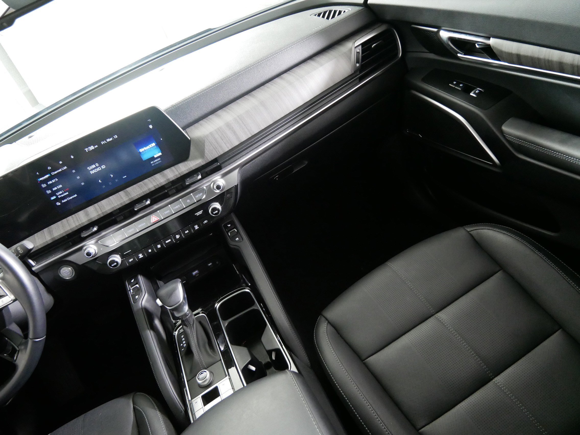 Used 2024 Kia Telluride EX w/ EX Captain's Chair Package image 11