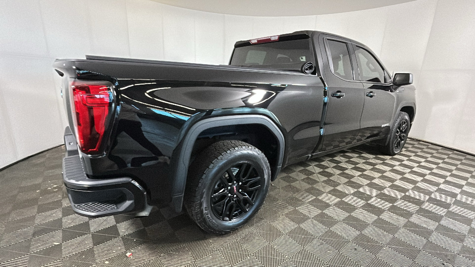 Used 2023 GMC Sierra 1500 Elevation AWD/4WD image 3