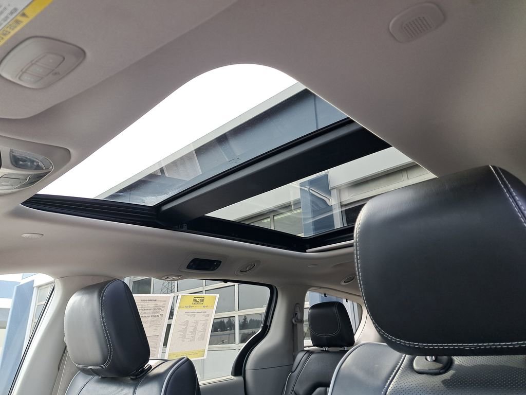 Used 2024 Chrysler Pacifica Limited FWD image 34