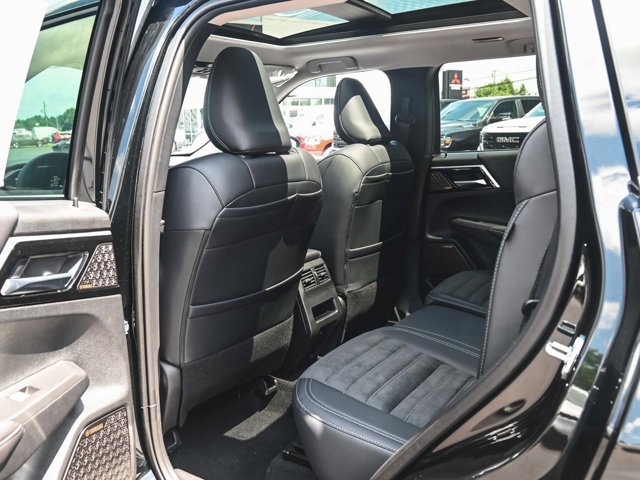New 2025 Mitsubishi Outlander SE image 29