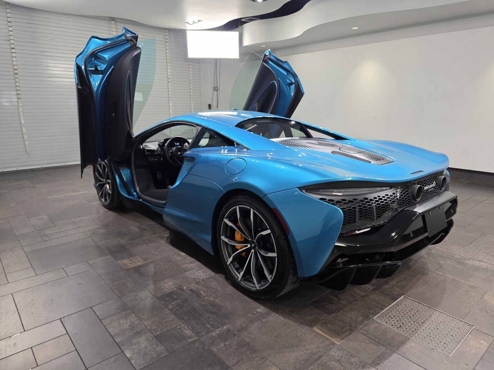 Used 2023 McLaren Artura RWD image 22