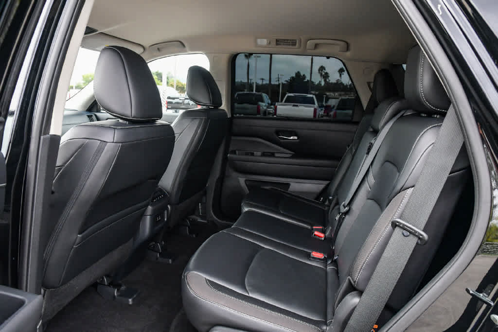 Used 2023 Nissan Pathfinder SL w/ Cargo Package FWD image 19