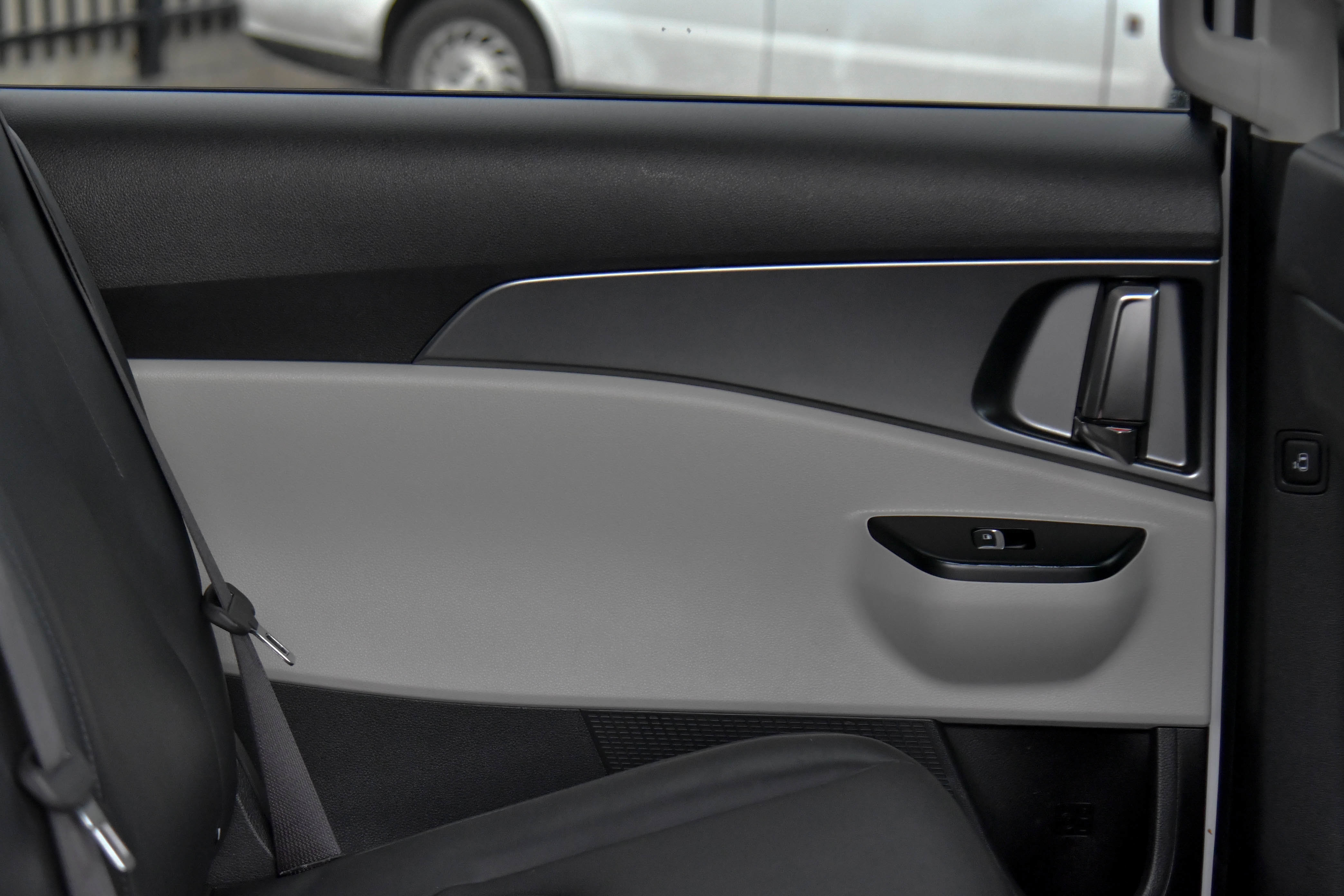 Used 2024 Kia Carnival LX image 43