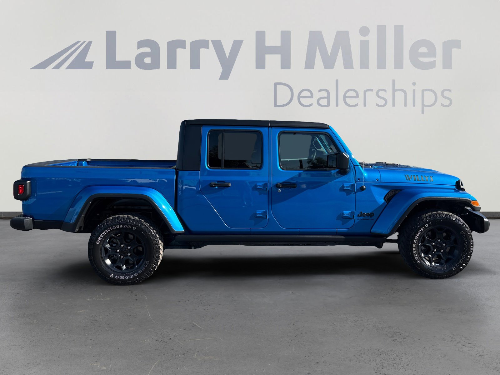 Used 2023 Jeep Gladiator Willys image 6