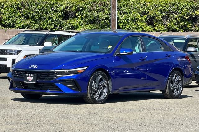 Used 2025 Hyundai Elantra Limited FWD image 11