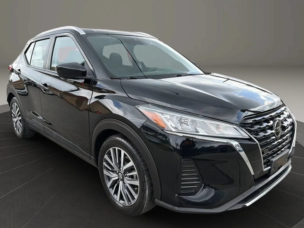 Used 2021 Nissan Kicks SV FWD image 3