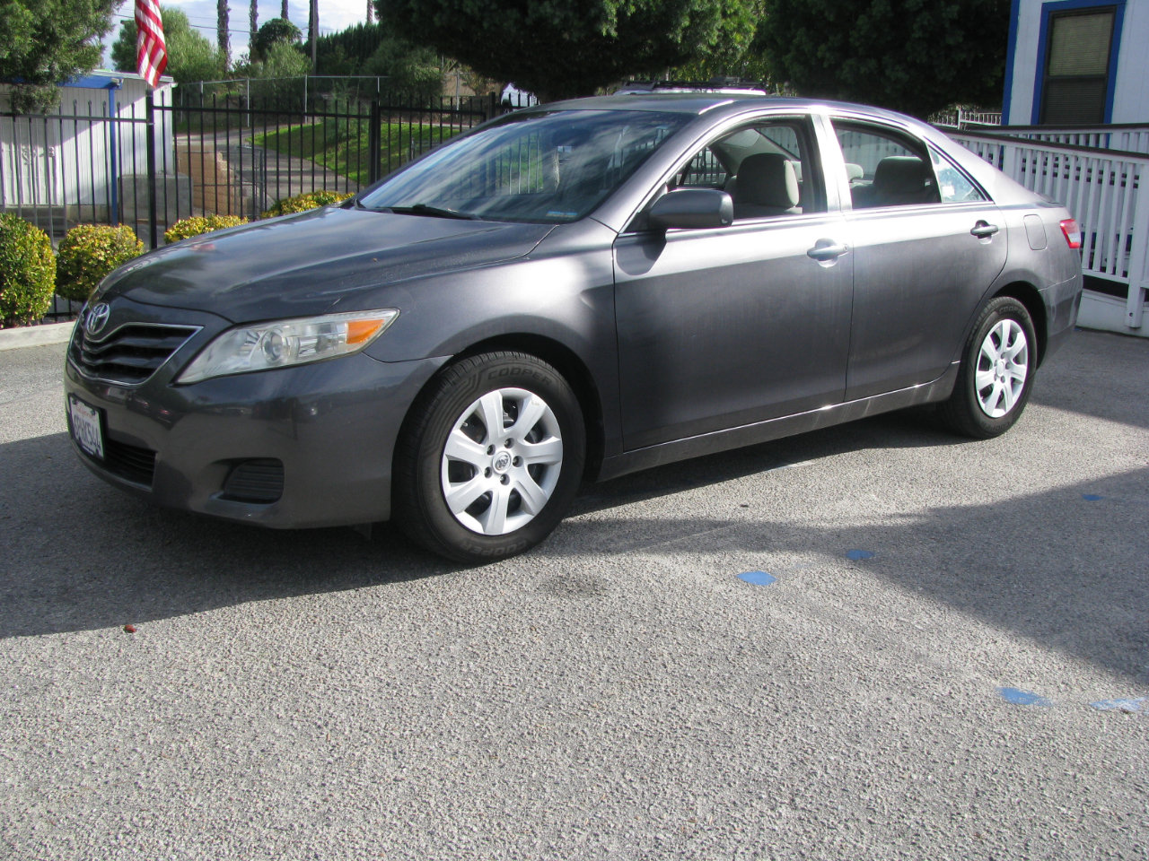 Used 2011 Toyota Camry LE image 2