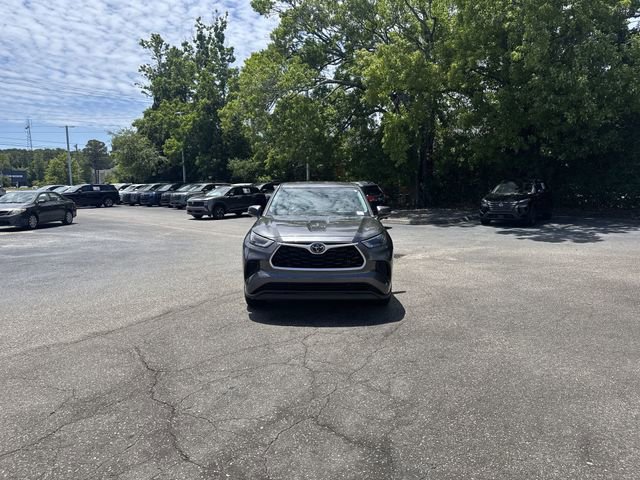 Used 2022 Toyota Highlander L FWD image 2