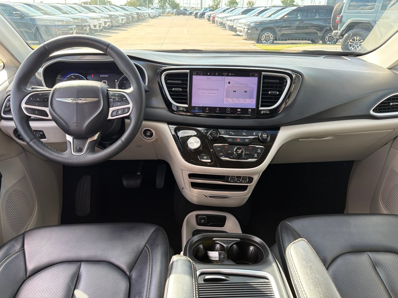 Used 2024 Chrysler Pacifica Touring-L FWD image 19