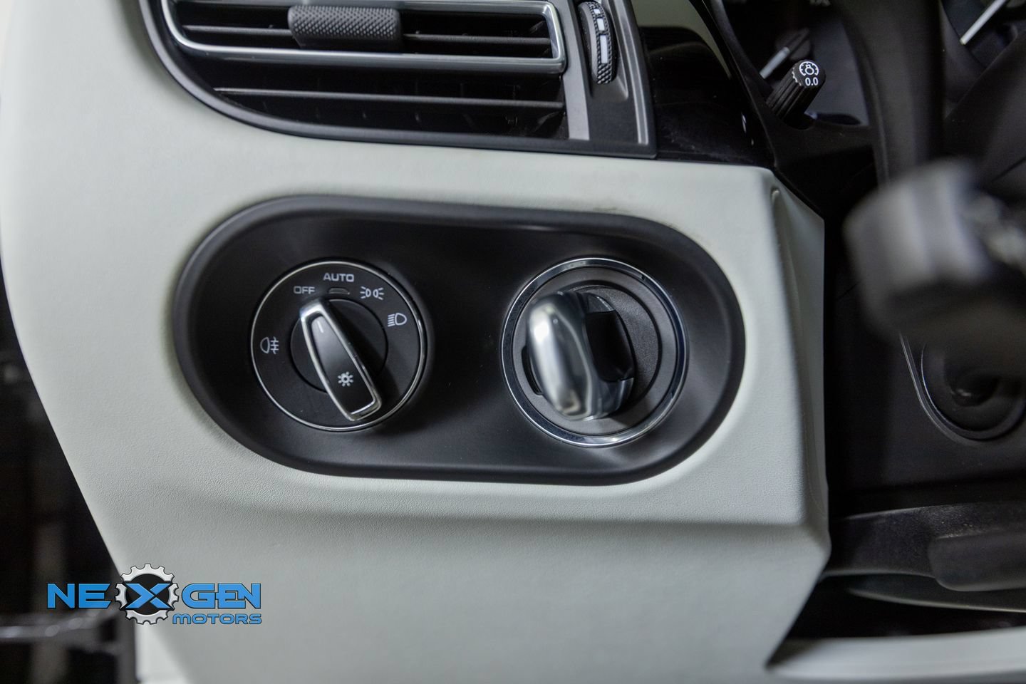 Used 2024 Porsche Macan AWD/4WD image 13