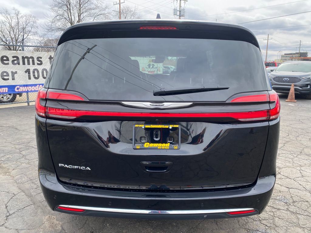 Used 2024 Chrysler Pacifica Touring-L image 3
