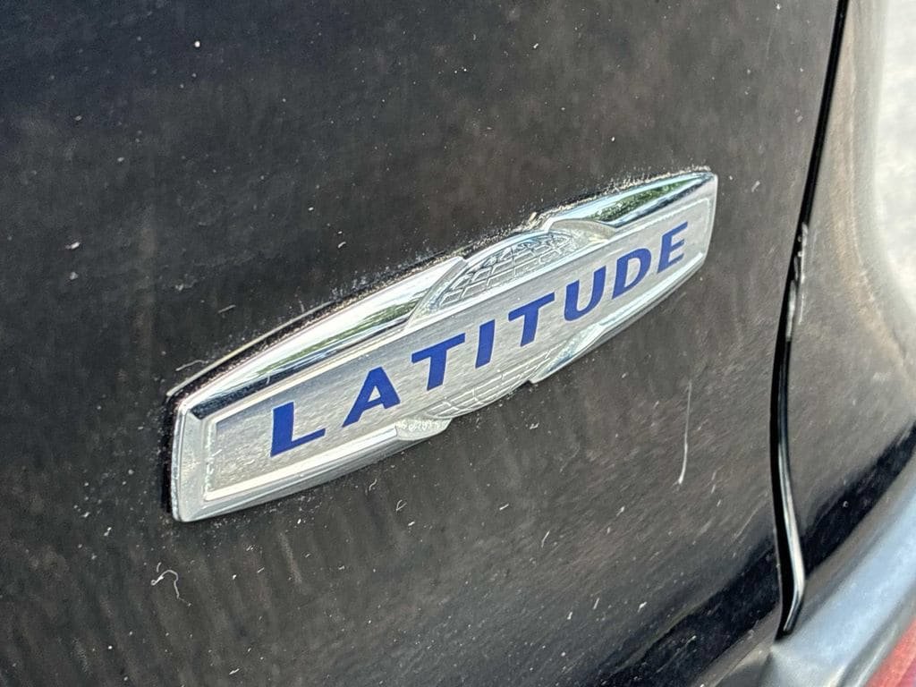 Used 2019 Jeep Cherokee Latitude Plus w/ Comfort/Convenience Group AWD/4WD image 11