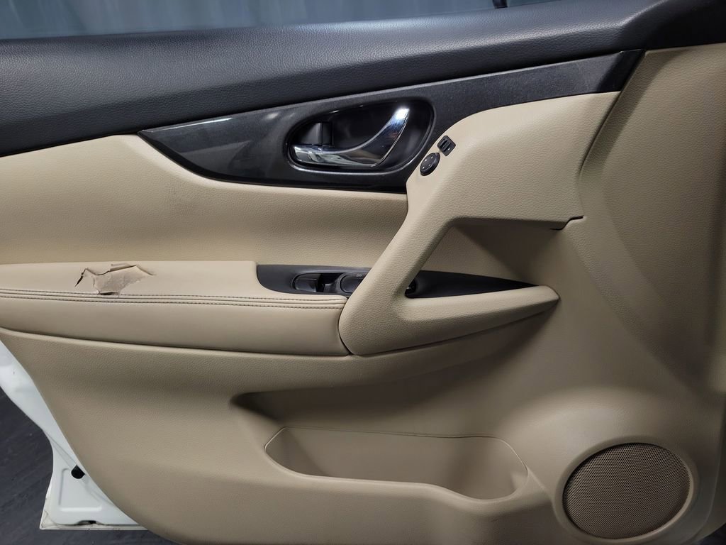 Used 2017 Nissan Rogue SV image 23