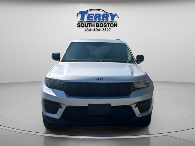 Used 2025 Jeep Grand Cherokee Altitude AWD/4WD image 2