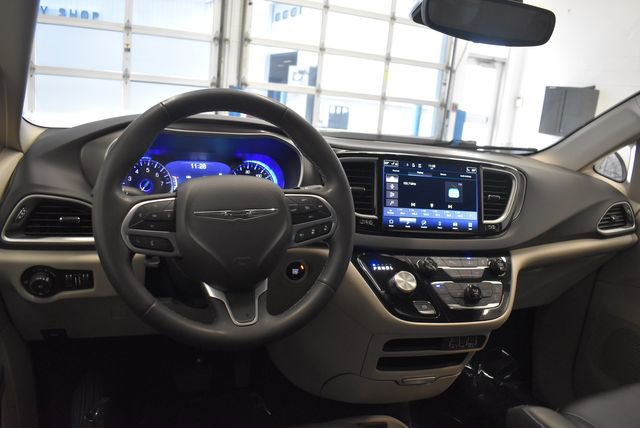 Used 2024 Chrysler Pacifica Touring-L FWD image 23