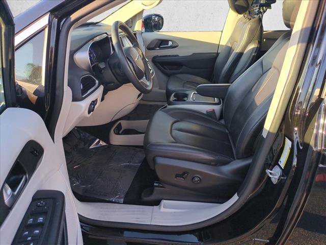 Used 2024 Chrysler Pacifica Touring-L FWD image 15
