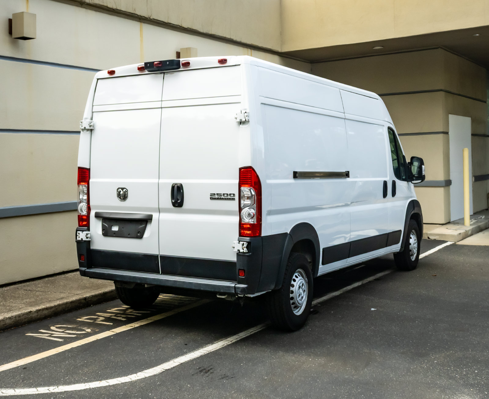 Used 2024 RAM ProMaster 2500 w/ Convenience Group FWD image 8