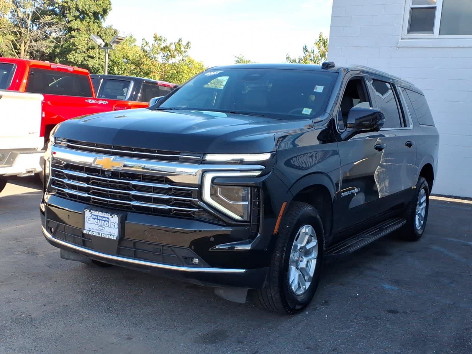Used 2026 Chevrolet Suburban LT w/ Comfort Package AWD/4WD image 3