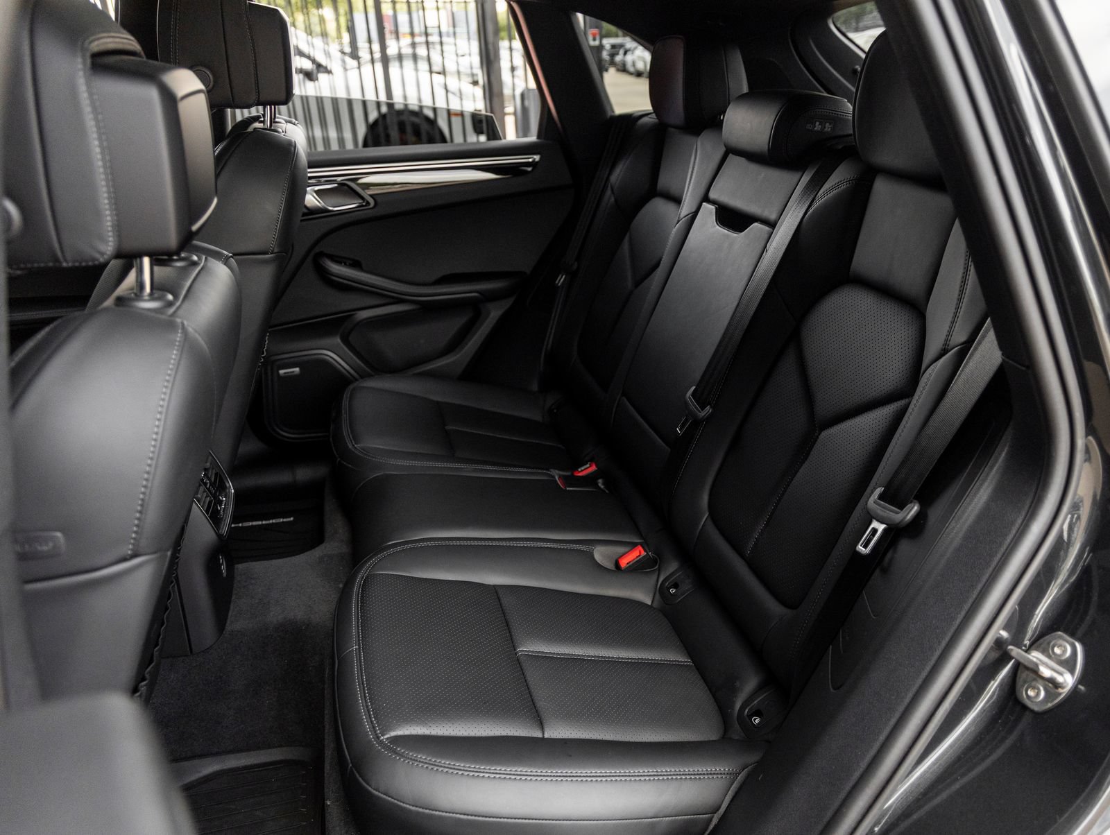 Certified 2024 Porsche Macan S AWD/4WD image 36