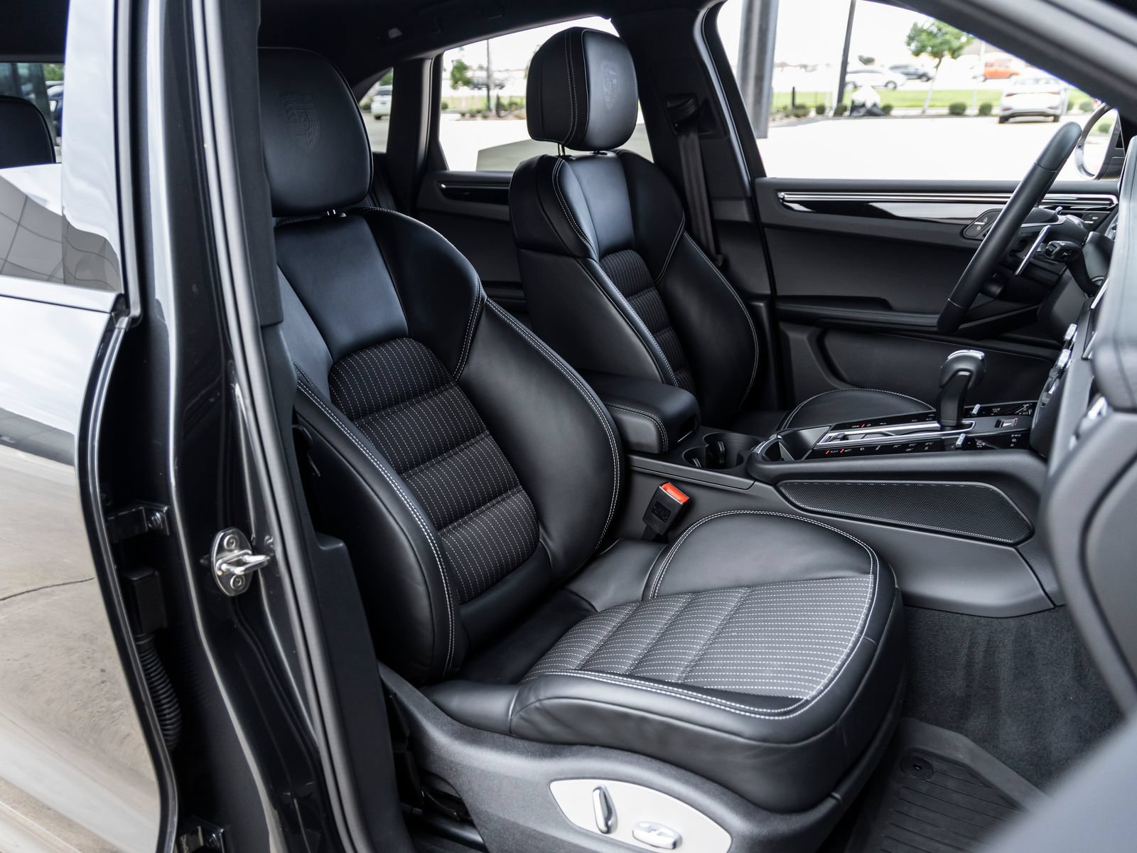 Certified 2025 Porsche Macan Turbo AWD/4WD image 40