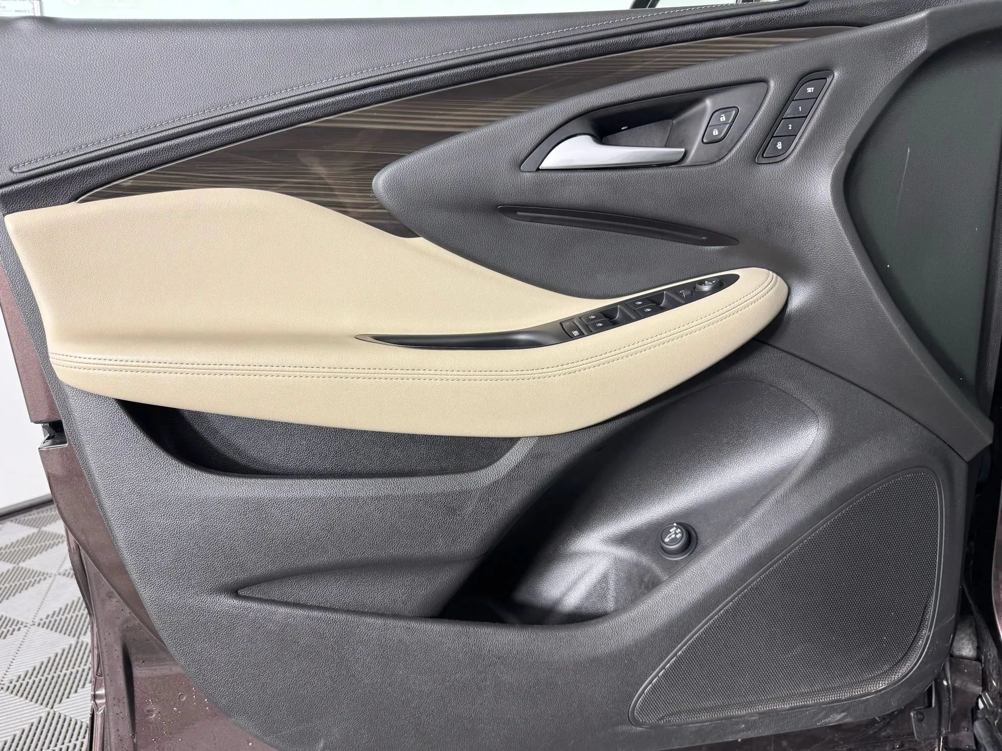 Used 2020 Buick Envision Essence AWD/4WD image 39