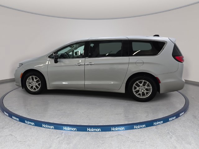 Used 2024 Chrysler Pacifica Touring-L FWD image 9
