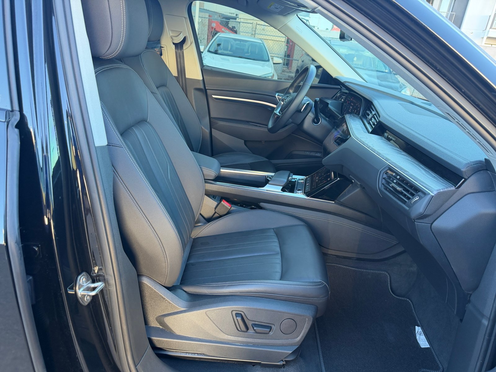 Used 2024 Audi Q8 e-tron Premium AWD/4WD image 31