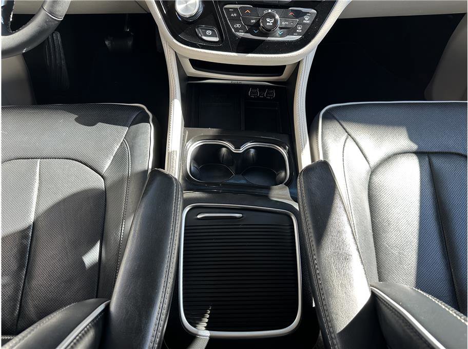 Used 2023 Chrysler Pacifica Limited image 25