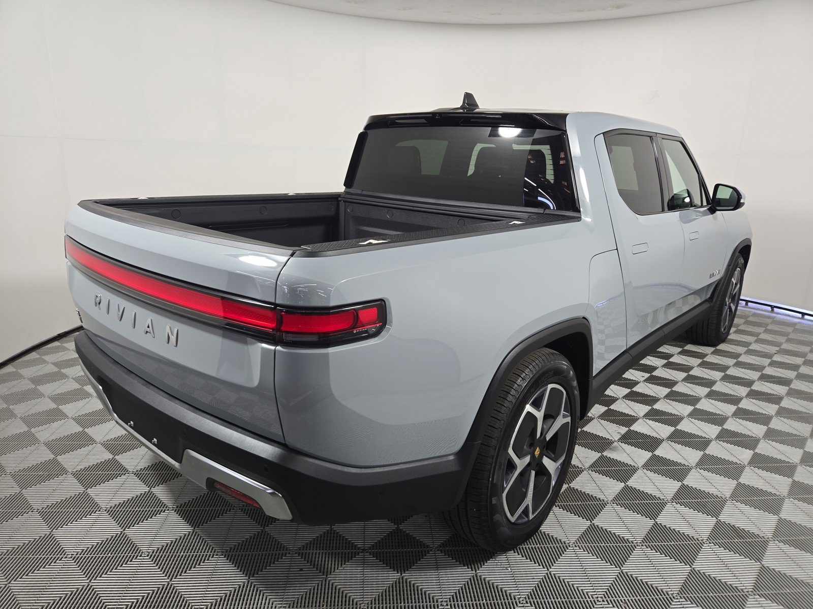 Used 2024 Rivian R1T Adventure AWD/4WD image 5