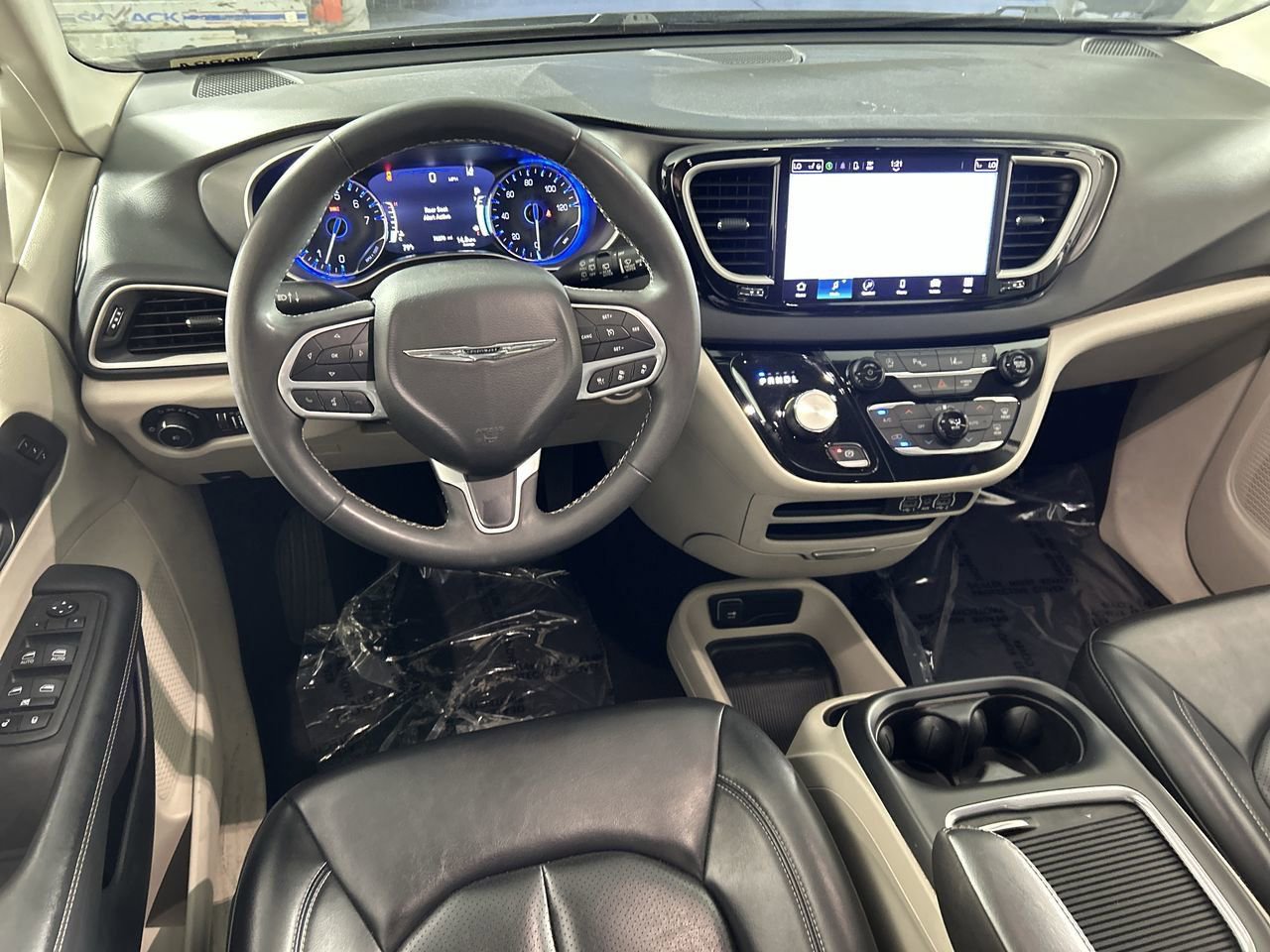 Used 2023 Chrysler Pacifica Touring-L image 21