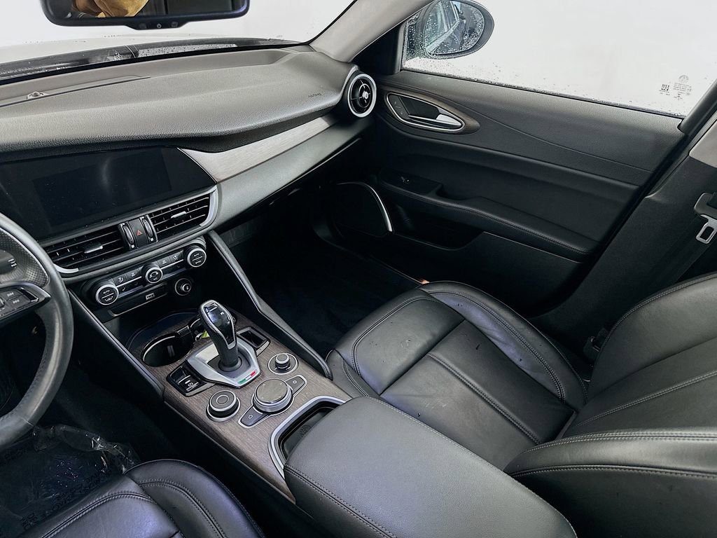 Used 2020 Alfa Romeo Giulia Ti w/ Active Blind Spot Package image 31