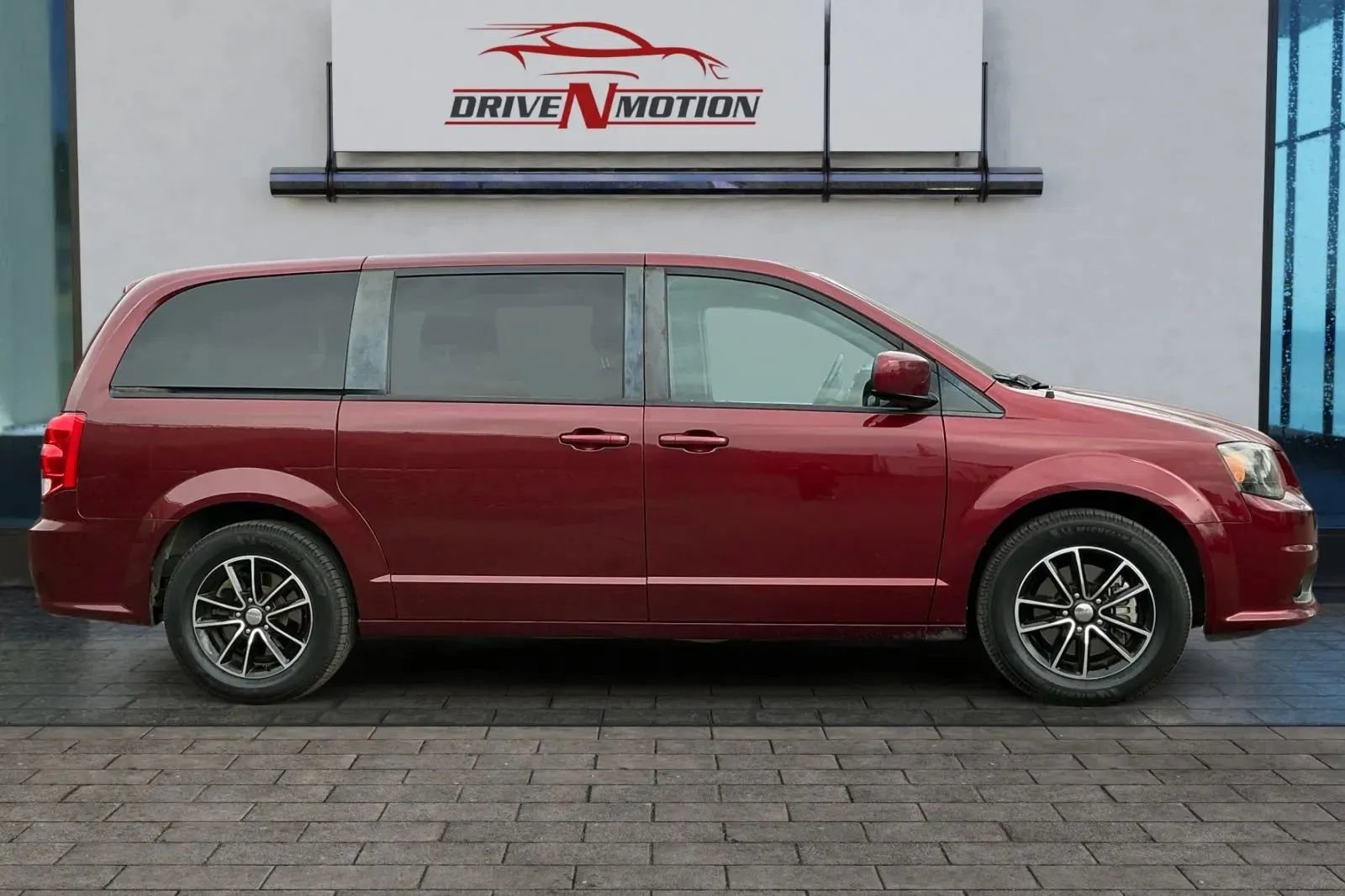 Used 2018 Dodge Grand Caravan SE image 2
