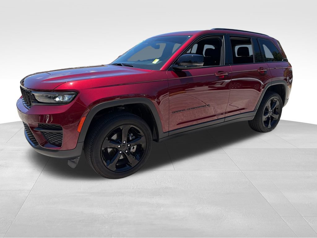 Used 2025 Jeep Grand Cherokee Altitude RWD image 3