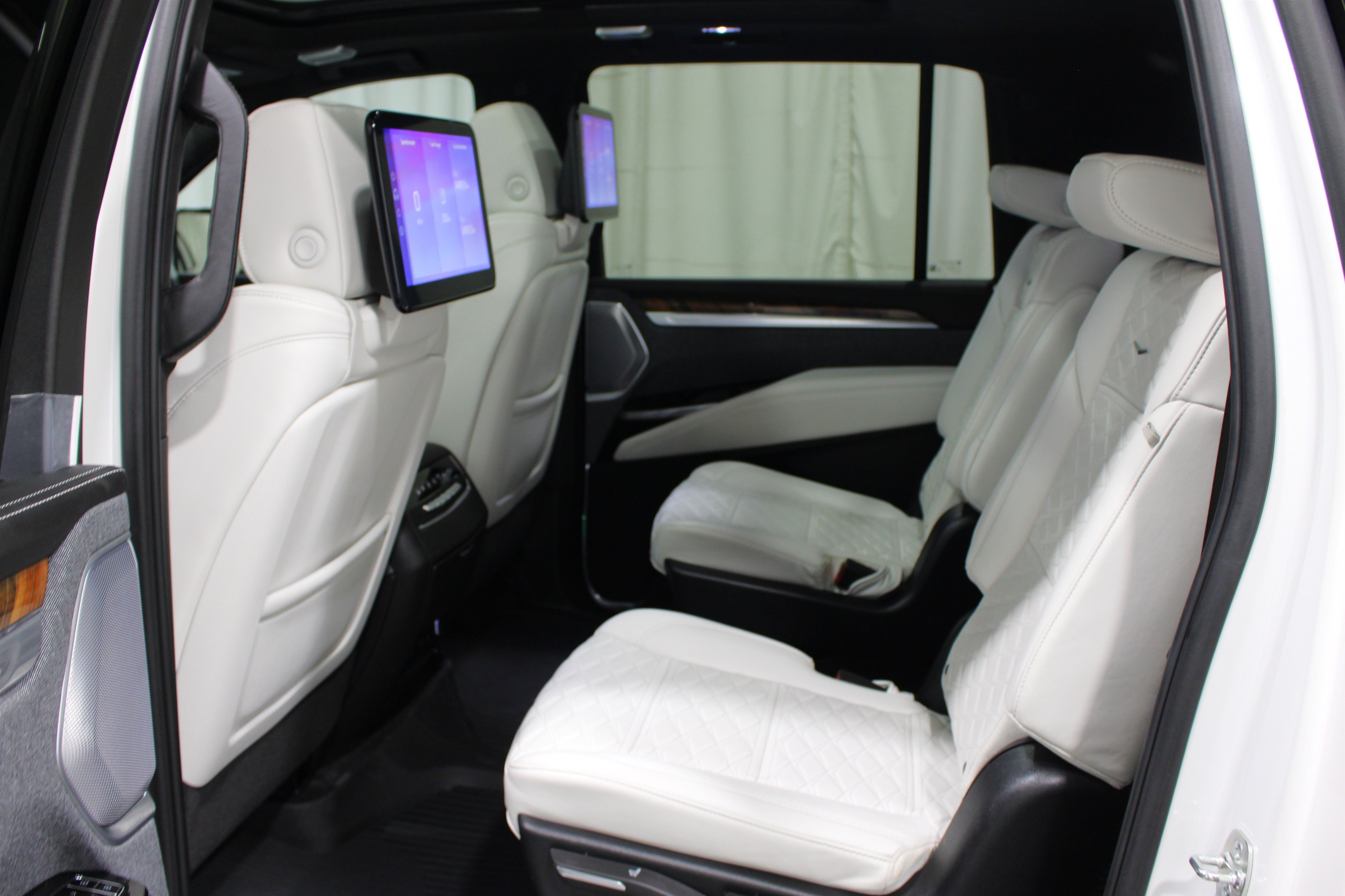 Certified 2025 Cadillac Escalade ESV Sport Platinum w/ LPO, ONYX Package AWD/4WD image 23