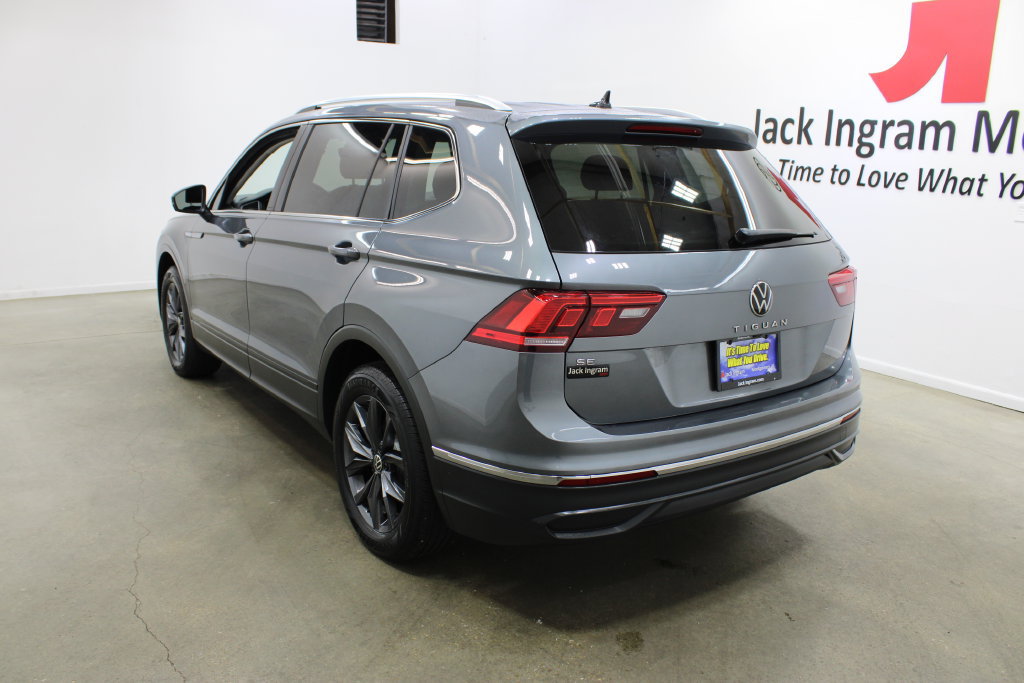 Used 2024 Volkswagen Tiguan SE w/ Panoramic Sunroof Package FWD image 3