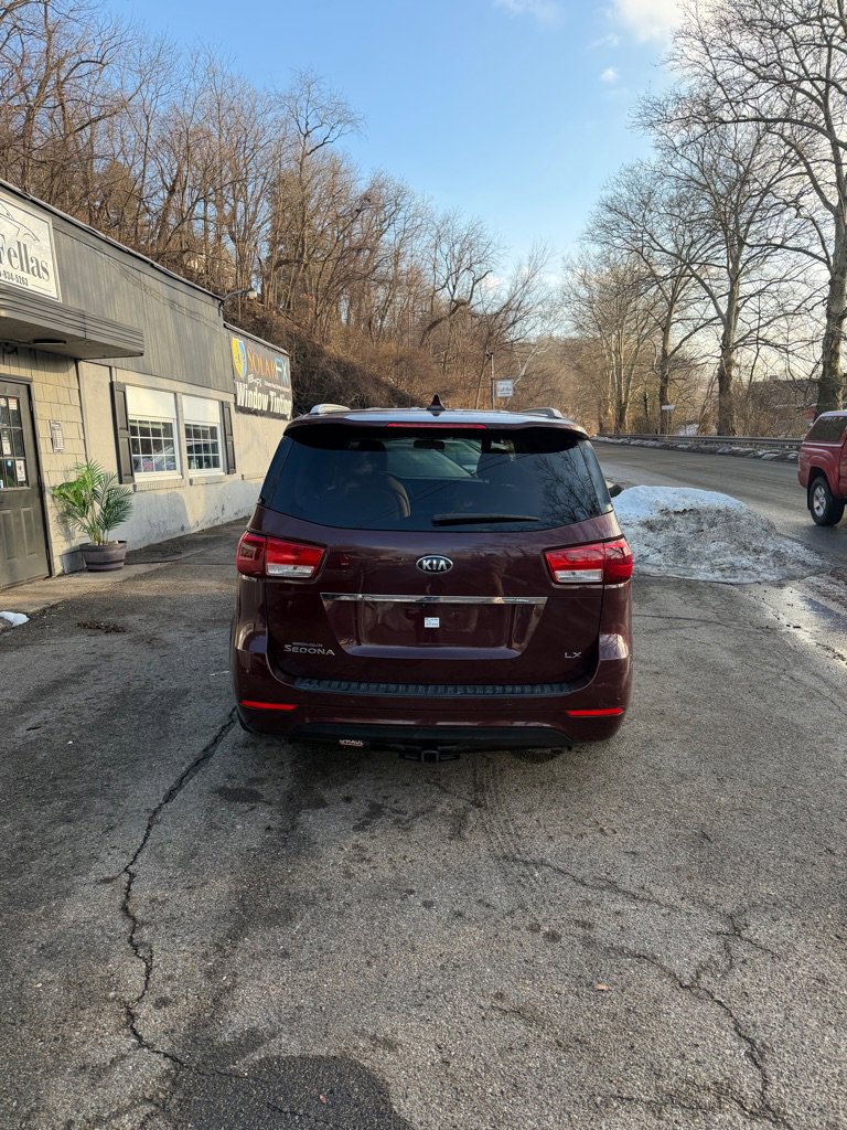 Used 2015 Kia Sedona LX image 3