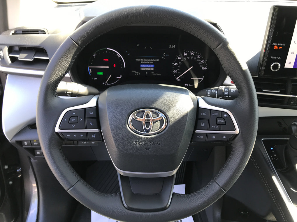 Used 2025 Toyota Sienna XLE image 17