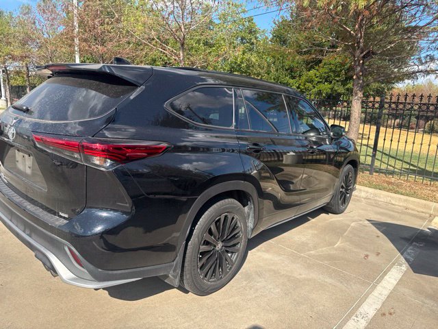 Used 2023 Toyota Highlander XSE FWD image 3
