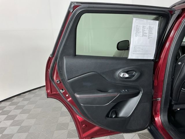 Used 2019 Jeep Cherokee Trailhawk AWD/4WD image 25