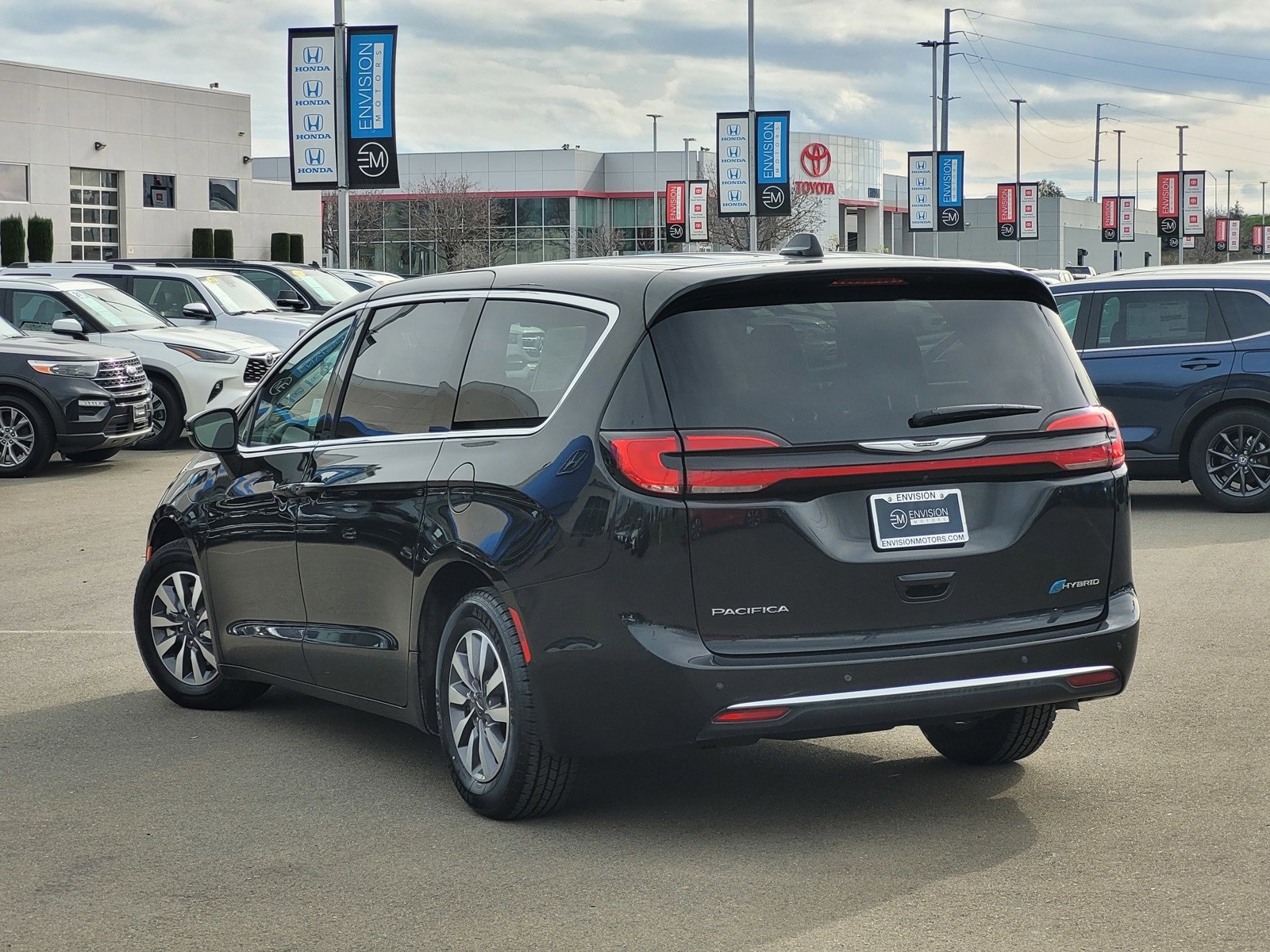 Used 2023 Chrysler Pacifica Touring-L image 7