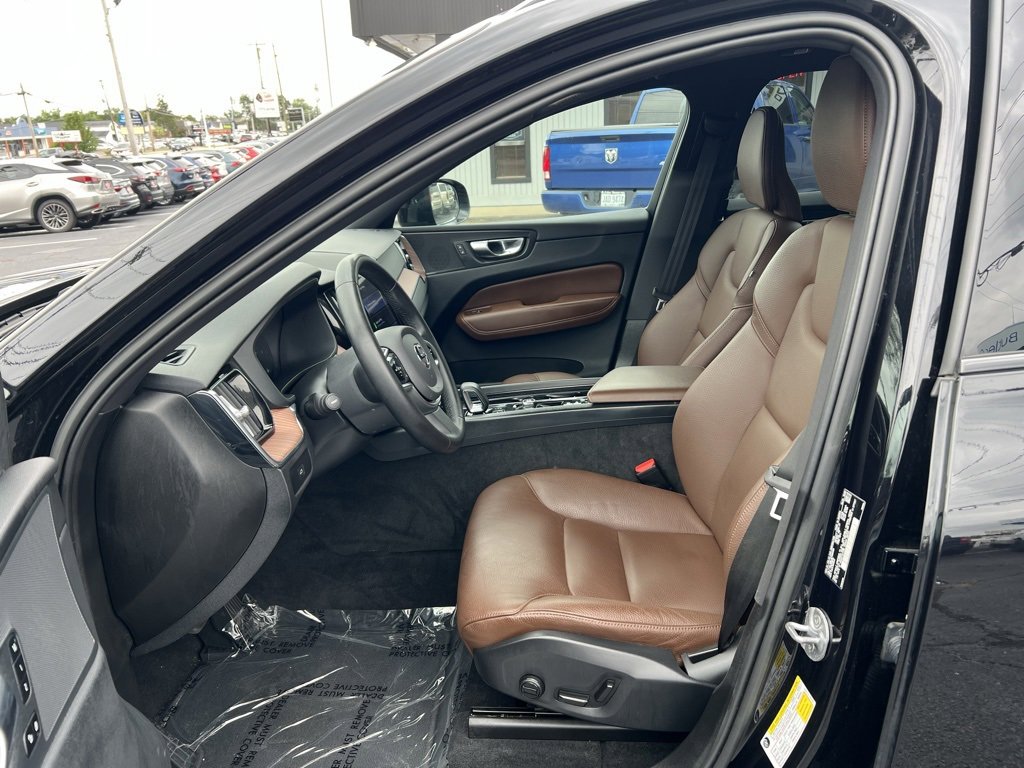 Used 2023 Volvo XC60 B5 Plus image 9