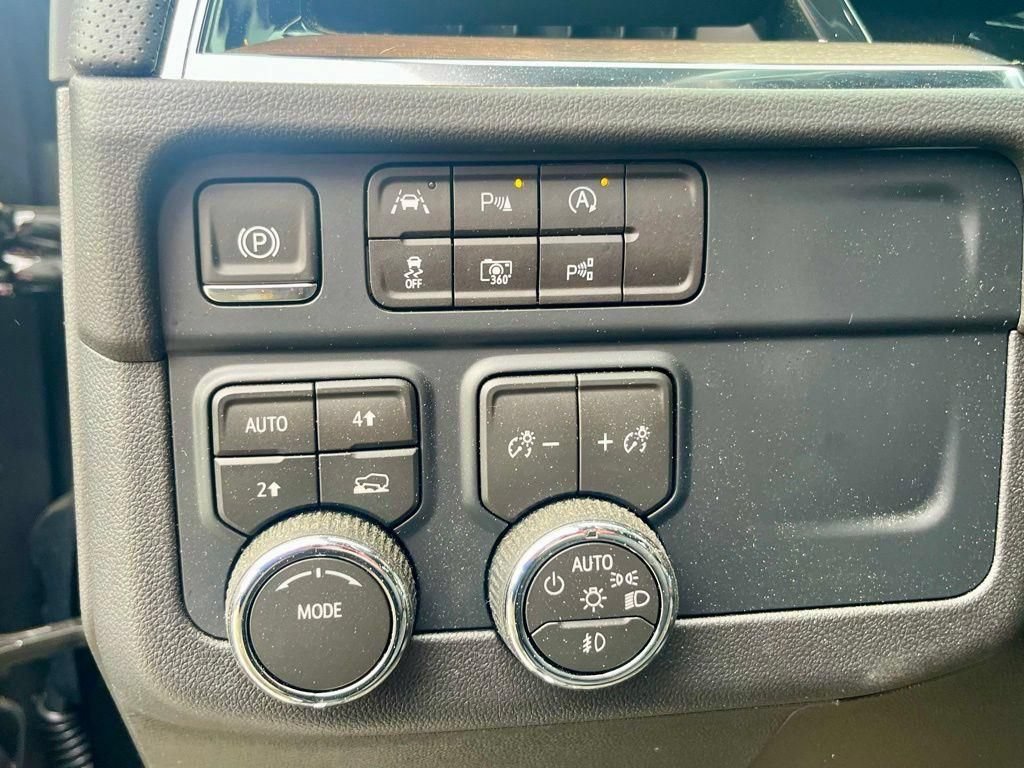 Used 2026 Chevrolet Suburban High Country AWD/4WD image 19