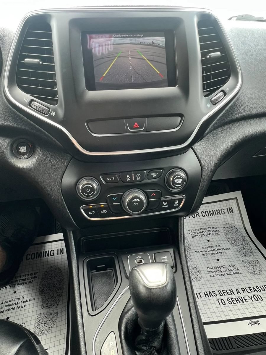 Used 2019 Jeep Cherokee Latitude Plus FWD image 12