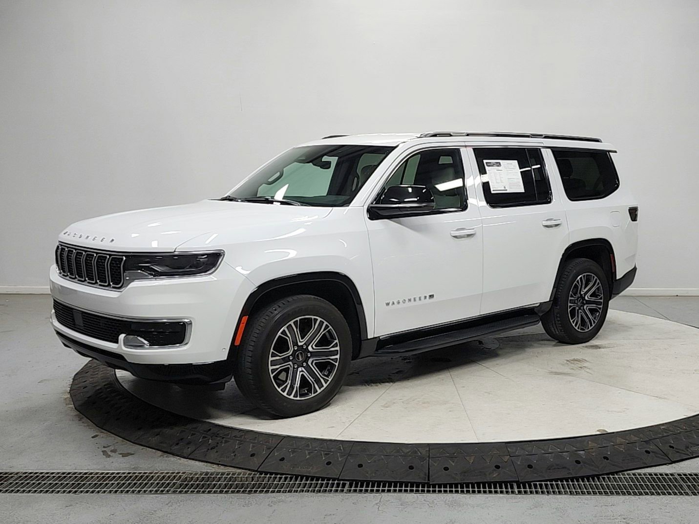 Used 2025 Jeep Wagoneer 2WD image 3