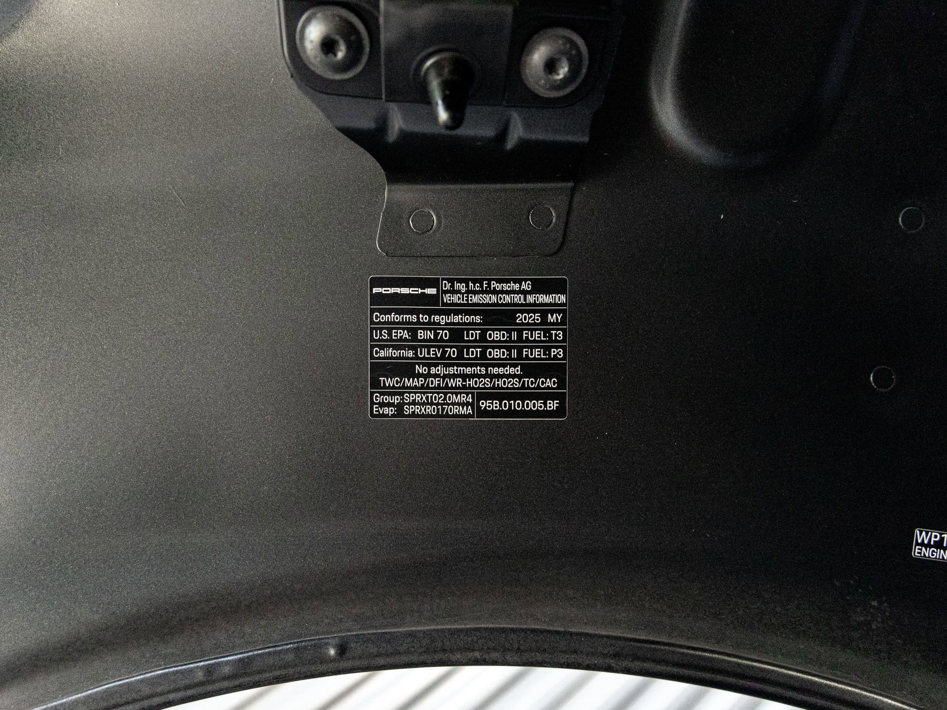Certified 2025 Porsche Macan AWD/4WD image 39