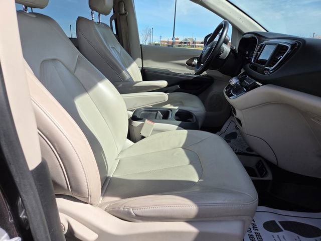 Used 2018 Chrysler Pacifica Touring-L FWD image 38