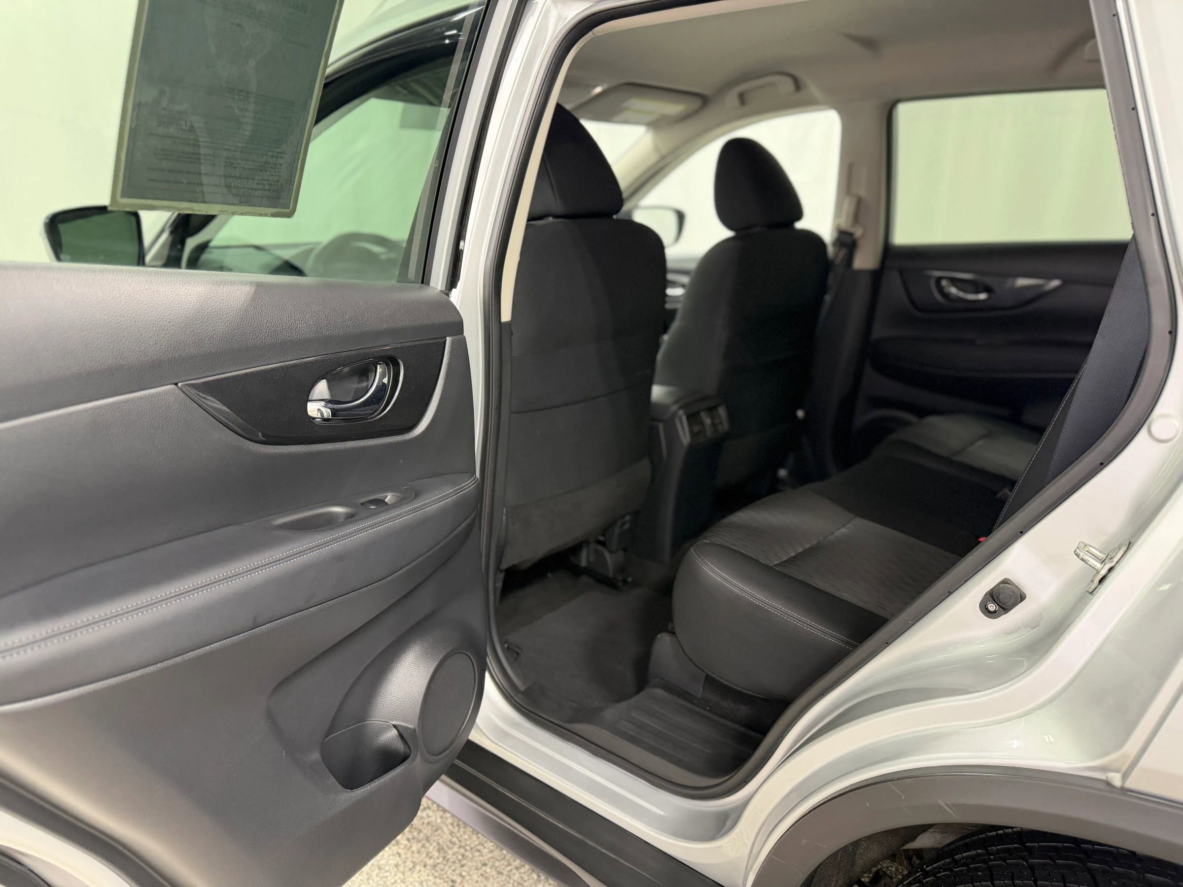 Used 2018 Nissan Rogue SV image 34