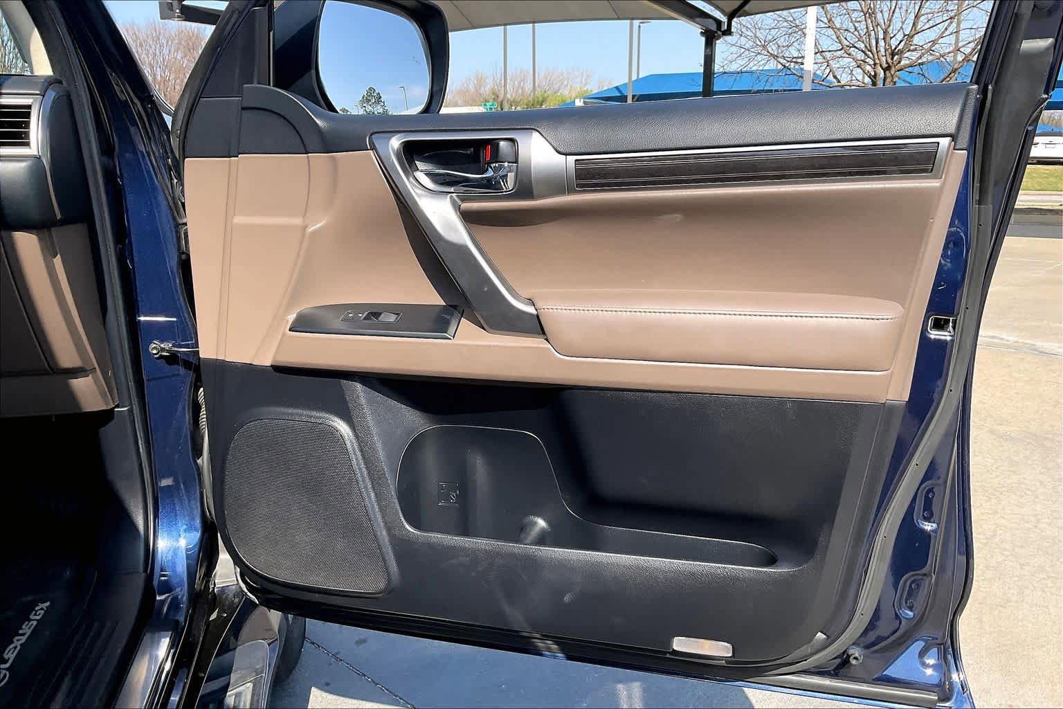 Used 2023 Lexus GX 460 Luxury w/ Accessory Package AWD/4WD image 22
