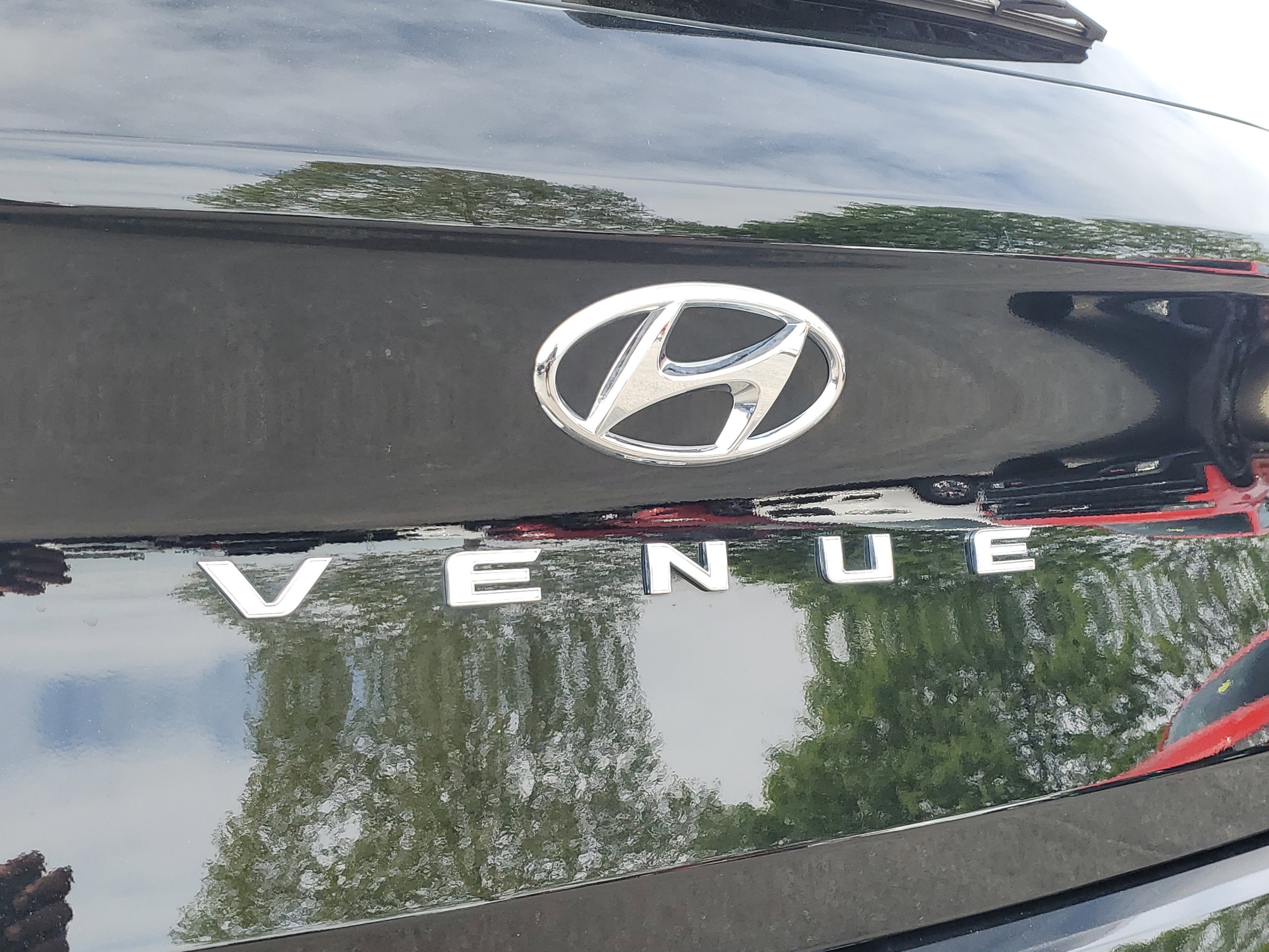 Used 2025 Hyundai Venue SE FWD image 6