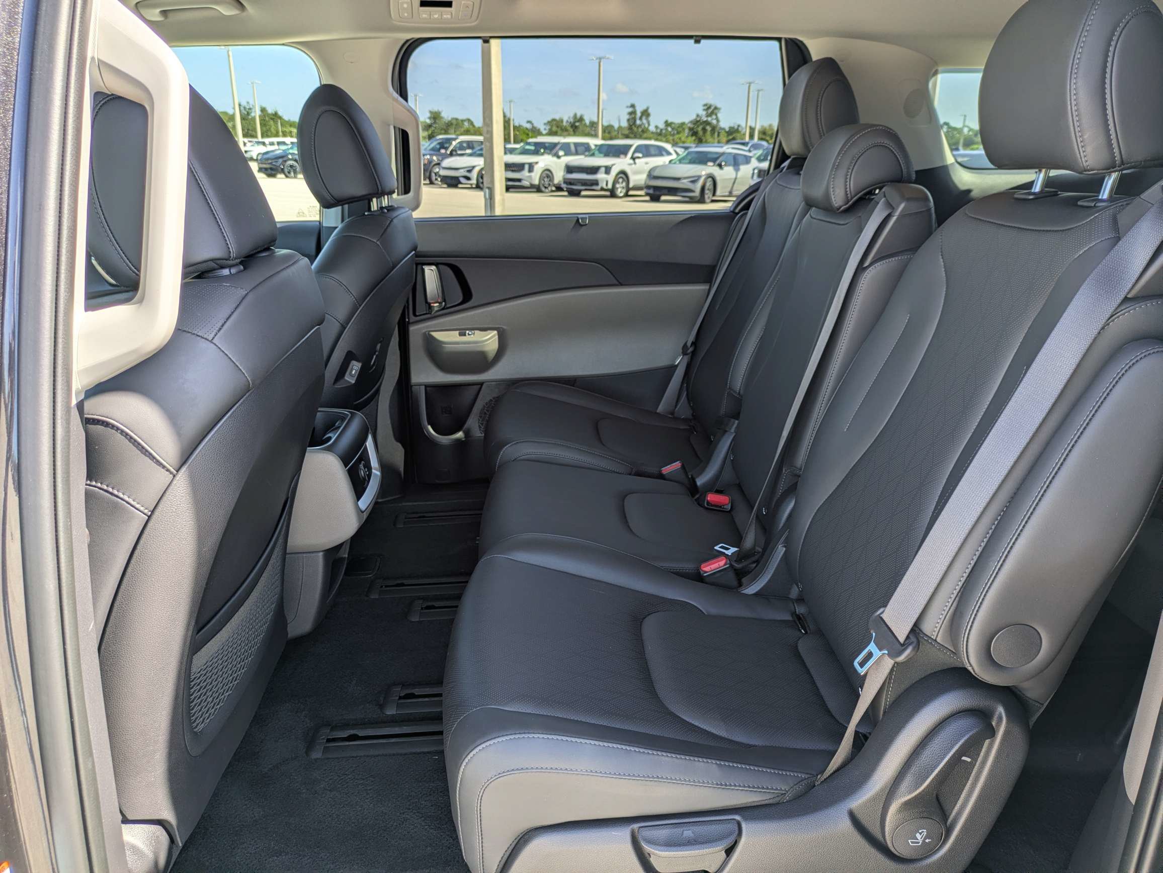 Certified 2025 Kia Carnival EX FWD image 16